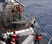 Des marins manipulent le système RIM-116 à bord du porte-avions de classe Nimitz USS Harry S. Truman.