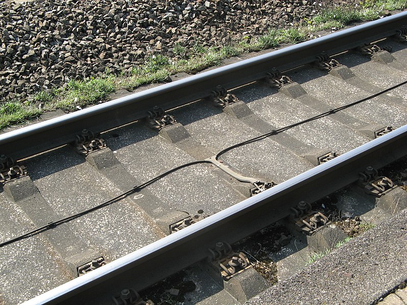 File:Rails on slab track Rheda Wiedenbrueck2.jpg