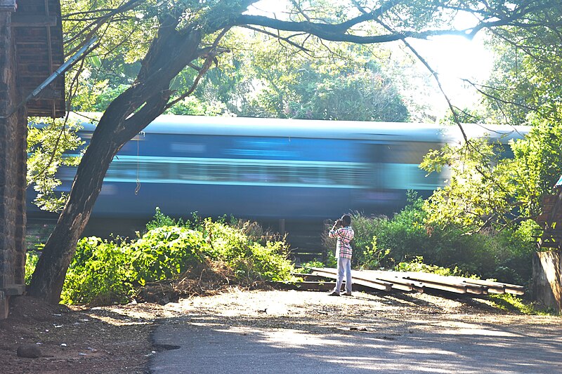 File:Railway Line near Food Corporation , Alleppey.jpg