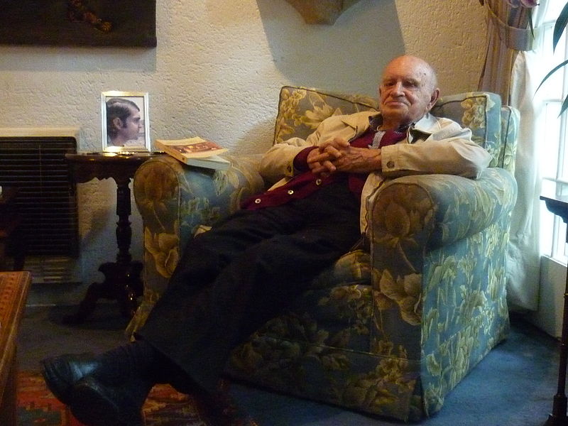 File:Ramón Xirau en el sillón de su casa.jpg