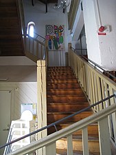 Trätrappan målades med linoljefärg.