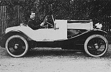 בוגאטי סוג 18, נוהג רונלד גארונס (אנ') , טייס, בעלים של ה"בוגאטי סוג 18" הרביעית שיוצרה, והראשונה שנקנתה ב- 1913