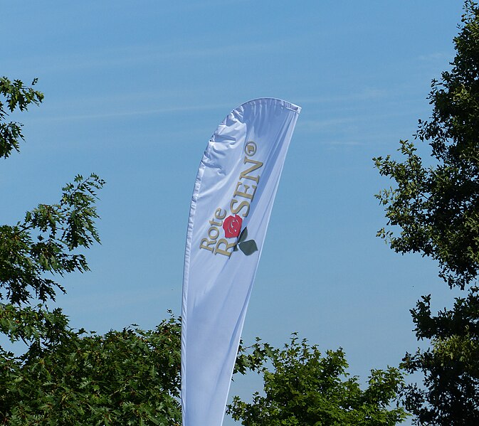 File:Rote Rosen-Windfahne.JPG