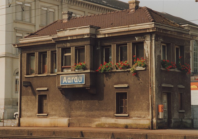 File:SBB Historic - F 122 00002 004 - Aarau Stellwerk III Bahnseite.jpg