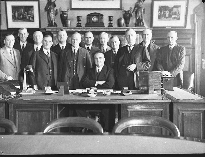 File:SLNSW 23052 Mr Stevens and cabinet Record Pictures.jpg