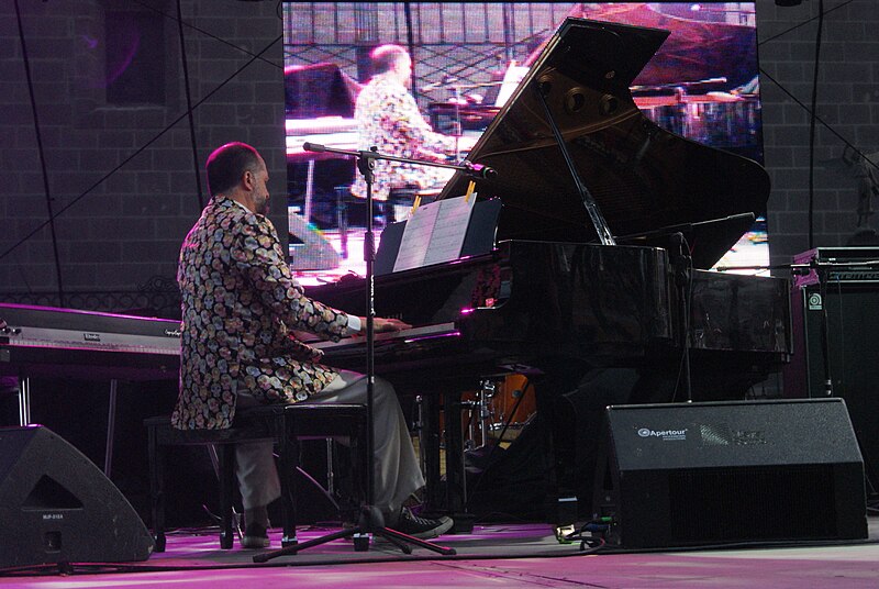 File:Sacbé, trío de jazz de los hermanos Toussaint en el Zócalo de Puebla 07.jpg