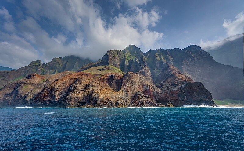 File:Sailing the Napali Coast (25583359566).jpg