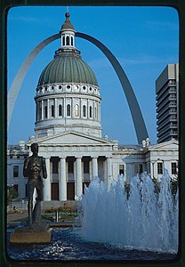 Gateway Arch et Old Courthouse, Saint Louis, Missouri.