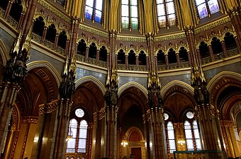 La salle de la coupole. Les statues de souverains hongrois ornent les piliers massifs soutenant le dôme.