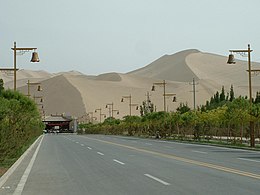 Az „éneklő homokdűnék” a Kumtag sivatag keleti végén, Tunhuang közelében