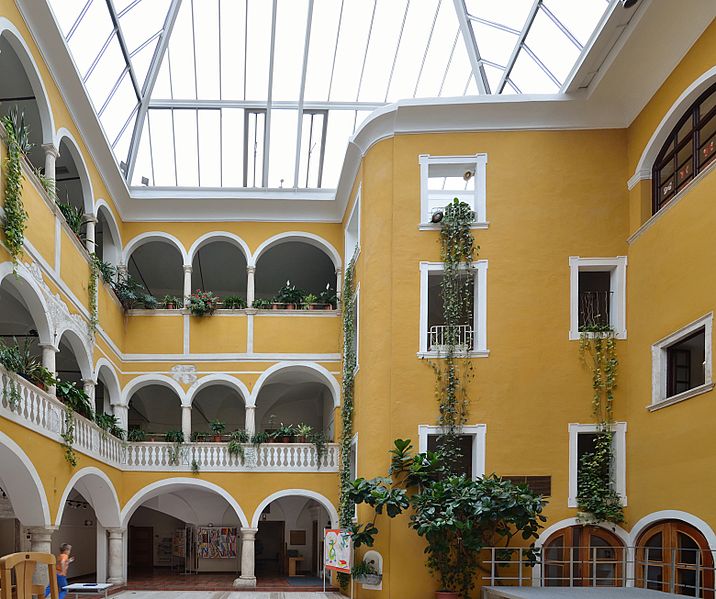 File:Schloss Gleinstätten - inner court.jpg