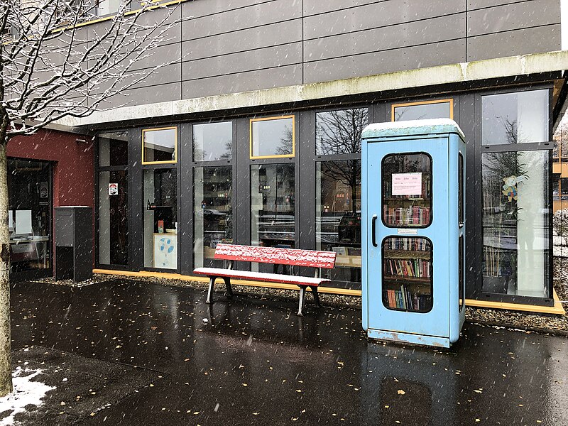 File:Schwabmünchen öffentlicher Bücherschrank.jpg