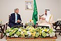 Хатшы Керри Вашингтондағы екіжақты кездесу алдында Сауд Арабиясының королі Салманмен бірге отыр (21130096102) .jpg
