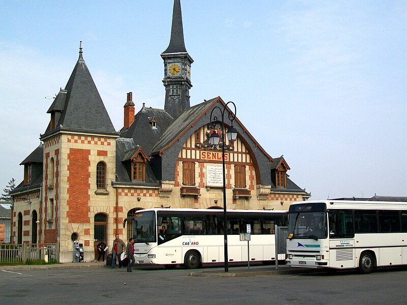 File:Senlis (60), gare routière devant l'ancienne gare.jpg