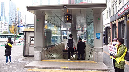 Seoul metro 240 Sinchon station entrance 2 20181121 082132