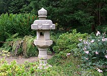 Japanse stenen platformlantaarn (ishi-dōrō) in Japanse tuin in de San Francisco Botanical Garden