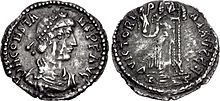 Entrambi i lati di una moneta d'argento consumata.  Un lato mostra il profilo di un uomo con due fili di perline nei capelli, il rovescio una figura stilizzata che porta una lancia e un globo.