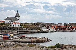 Skärhamn Tjörn 2019 08 07 Tubbeviken e Skärhamns kyrka.jpg