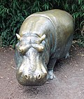 Skulptur Hardenbergplatz 8 (Tierg) Knautschke & Manfred Gräfe & 1997.jpg