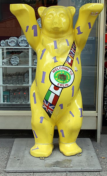 File:Skulptur Unter den Linden 41 (Mitte) Buddy Bär Severin & Kühn.jpg