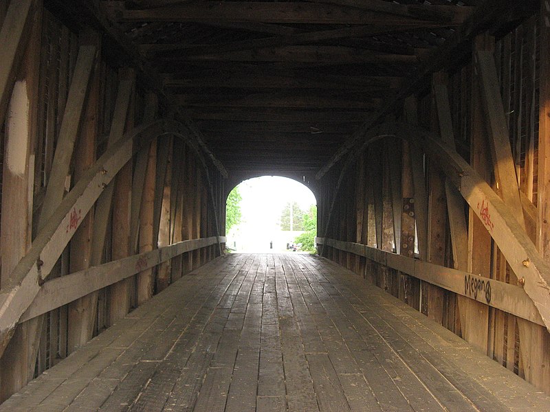 File:Smith Covered Bridge, interior from west.jpg