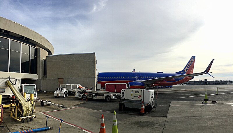 File:Southwest 737 at DCA (39815756282).jpg