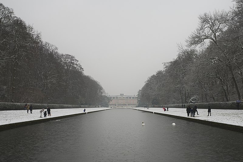 File:Spiegelweiher mit Blick auf das Schloss Benrath.jpg