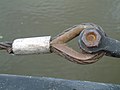 Cable d'acer amb guardacaps. Unió per deformació d'un cilindre metàl·lic que immobilitza el cable.