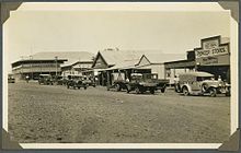 Main street, ~1936 StateLibQld 2 242577 Main street in Mount Isa with Smiths Hotel on the left, ca. 1936.jpg