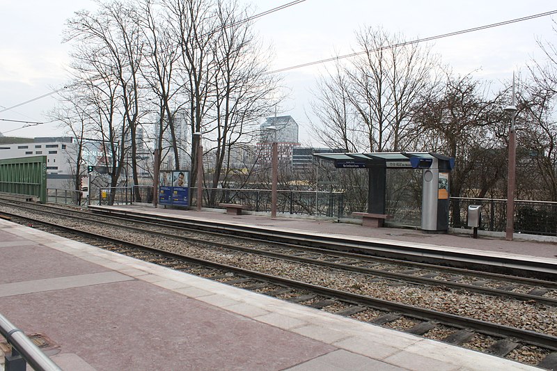 File:Station Tramway Ligne 2 Brimborion Sèvres 1.jpg