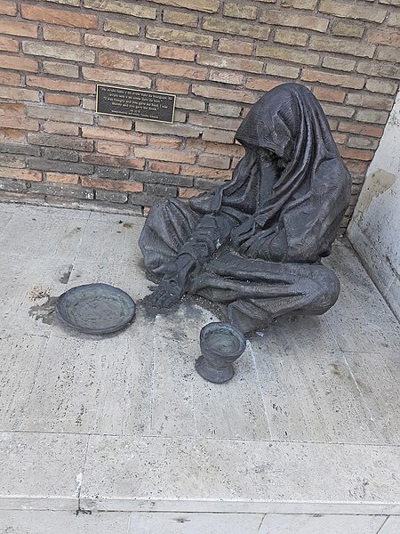 File:Statua Elemosinante davanti Ospedale Santo Spirito.jpg