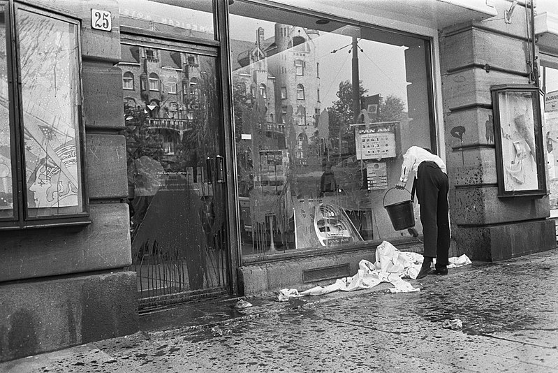 File:Studenten hielden anti-Amerikaanse demonstratie bij Pan Am kantoor , Leidseplein, Bestanddeelnr 923-5749.jpg