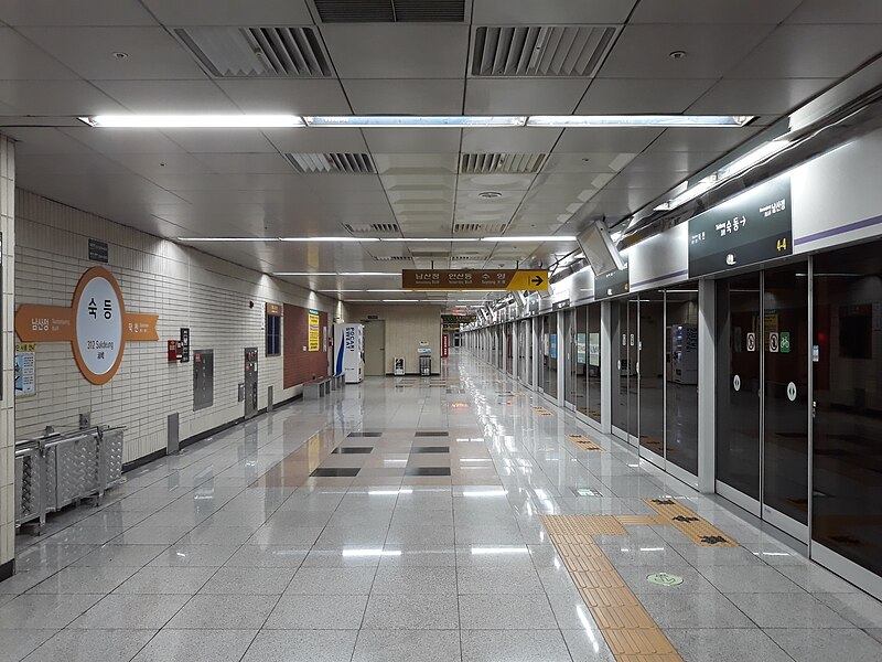 File:Sukdeung station platform 20180427 221648.jpg