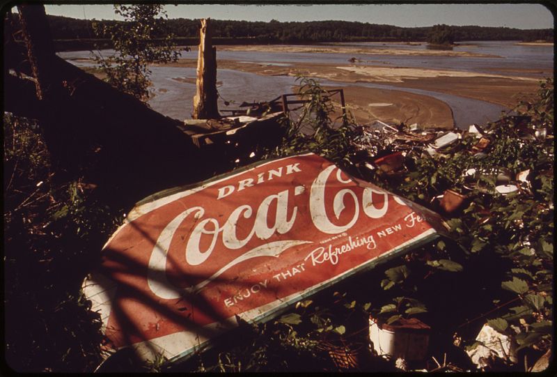 File:THE OWNER OF THIS HUGE JUNK SHOP ON THE KANSAS RIVER IN BONNER SPRINGS DIED IN 1971. NOW THERE IS ONLY THE RIVER AND... - NARA - 552099.jpg