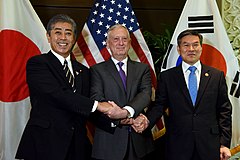 左から岩屋、米国のジェームズ・マティス国防長官、韓国の鄭景斗国防部長官（2018年10月19日）