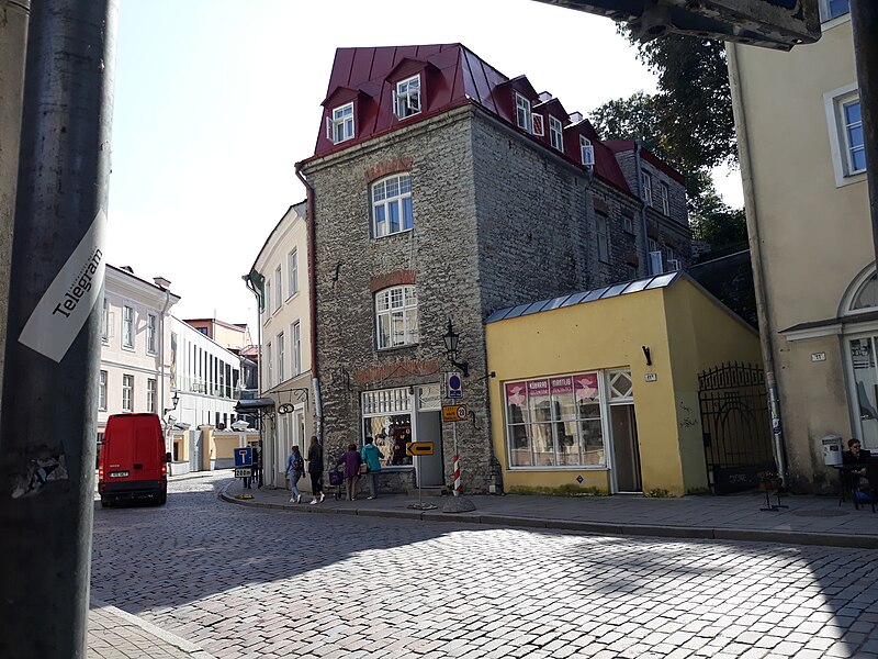 File:Tallinn - Nunne Street.jpg
