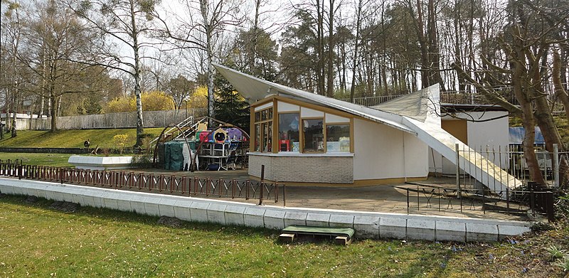 File:Templin Strandkiosk NW 2015.jpg