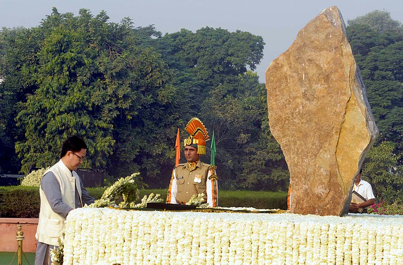 File:The Minister of State for Home Affairs, Shri Kiren Rijiju laying wreath at the Police Memorial, on the occasion of the Police Commemoration Day Parade, in New Delhi on October 21, 2014.jpg