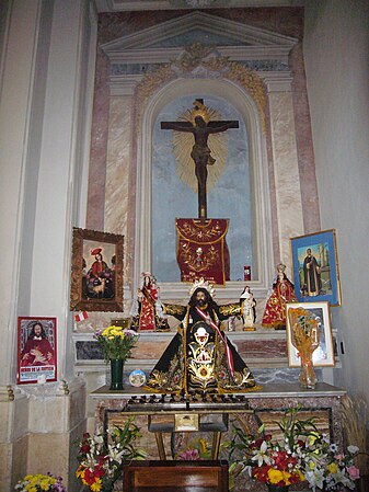 Capela do Crucifixo decorado com imagens latino-americanas.