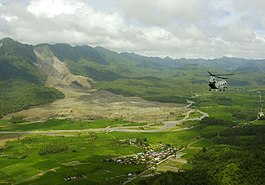 Ilmakuva mutavyöryn laajuudesta (19.2.2006). Kaksi päivää aiemmin mutavyöry hautasi alleen suurimman osan Guinsahugonin kylästä.