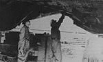 Mariningenjörerna Lindén (t.v) och Ljung undersöker skadorna under Ulvens köl, troligen orsakade av en tysk 33-kilos ubåtsmina.