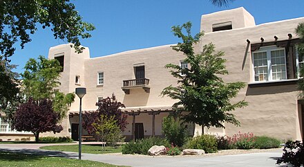 Le Scholes Hall, un bâtiment d'Albuquerque, au Nouveau-Mexique, dans le style architectural dit Pueblo Revival.