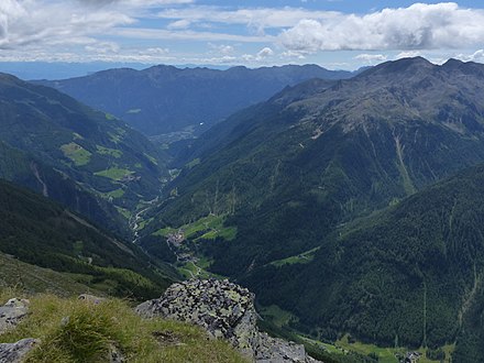 Unteres Schnalstal mit Katharinaberg (Schnals) und Karthaus, im Hintergrund der Zufrittkamm über dem Etschtal