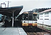 站內。右邊停靠列車為前往蛸島 （2005年3月）