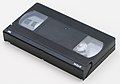 Casete de video VHS con tapa de seguridad cerrada