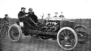 Victor Hémery entre Salon et Arles, le 30 décembre 1905 sur Darracq 200 ch 8-cylindres en V Special de 990 kg (km lancé en 20 s 3).