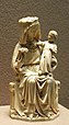 Vierge à l'Enfant assise, ivoire, vers 1250 (Musée du Louvre).
