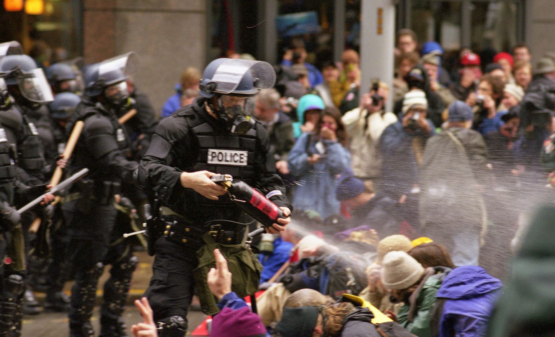 CHINE : Scènes de chaos à Hong Kong pour la cinquième semaine d'affilée 1920px-WTO_protests_in_Seattle_November_30_1999