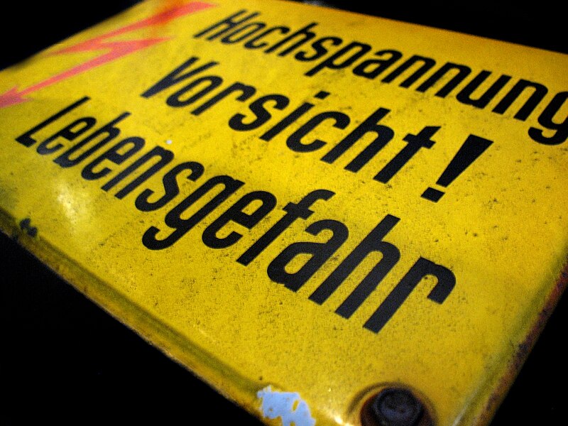 File:Warnschild Deutsche Reichsbahn Hochspannung Vorsicht Lebensgefahr.jpg