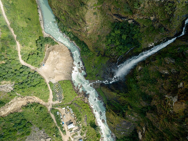 File:Waterfall near Chhyotchhyot on the way to Lamabagar.jpg
